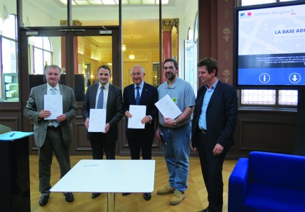 De gauche à droite : Daniel Bursaux, directeur général de l’IGN, Thierry Mandon, Secrétaire d’Etat chargé de la Réforme de l’Etat et de la Simplification, Philippe Wahl, Président directeur général du Groupe La Poste, Christian Quest, Président d’OpenStreetMap France, Henri Verdier, directeur d’Etalab et Administrateur Général des Données (SGMAP)