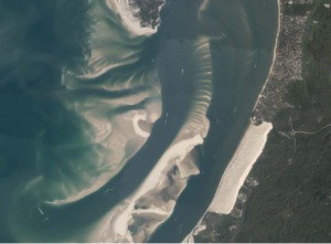 Le banc d’Arguin dans l’embouchure du bassin d’Arcachon, saisi dans ses moindres détails. À marée haute, il est à peine visible.