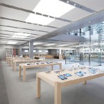 Apple a implémenté en décembre des bornes iBeacons dans 254 Apple Store américains. Promotions, mises à jours ciblées sont proposées à l’approche de certaines tables.