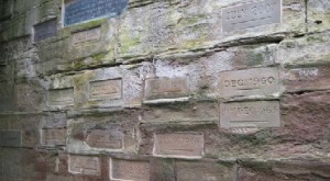 Les différentes plaques qui marquent le niveau des crues au pont de Watergate, près de la cathédrale de Worcester, la plus haute date de 1770. © Copyright Philip Halling