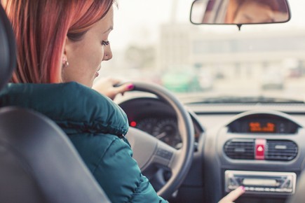 Écouter la radio, discuter avec son ado avant de le déposer au collège, laisser ses pensées divaguer, en profiter pour faire deux courses… Les temps de voiture ne sont pas toujours négatifs et participent au renforcement d’habitudes qui limitent l’adoption des transports en commun. (©piranka pour Thinkstock)