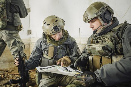 Tout soldat est formé à la lecture de la carte afin de savoir appréhender la topographie des lieux. Une formation qui dure environ une journée. (© KaninRoman pour iStock)
