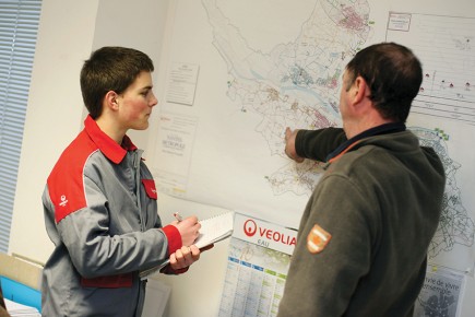 Avant de partir sur le terrain, pour discuter entre collègues, pour se former, rien ne vaut la carte ! (Photothèque VEOLIA © Samuel Bigot/Andia).