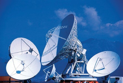 Le centre de Fucino fait la fierté de Telespazio. Avec 170 antennes, c’est le plus grand centre de communications spatiales civil du monde. Il abrite le centre de contrôle de la constellation Cosmo-Skymed et assurera les opérations civiles de Galileo. (© Telespazio)