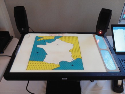 Avec Mappie, les jeunes aveugles peuvent étudier différentes thématiques sur une carte de France.