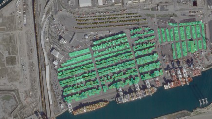 Grâce à la fréquence d’acquisition des satellites Skybox et aux algorithmes de reconnaissance de forme, Google pourra proposer des produits graphiques de suivi des containers dans un port.