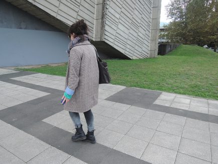 GPS en main, Delphine suit le dessin des pavés sur la place du campus.