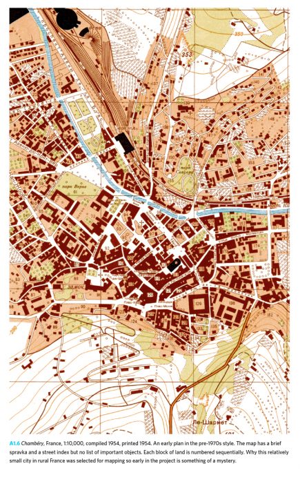 Chambéry, cartographié en 1954 au 1/10 000. Chaque îlot est numéroté et la carte est accompagnée d’une notice descriptive. (document extrait de The Red Atlas)