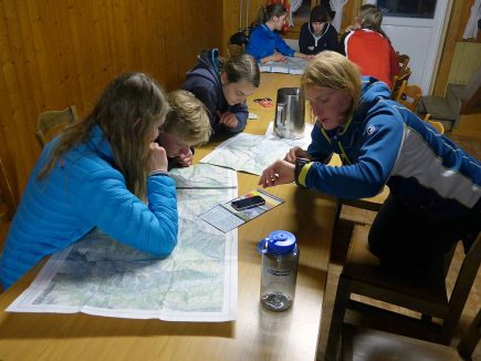 Dès l'école, les jeunes Suisses et Autrichiens apprennent à lire les cartes topographiques et à comprendre le danger que représentent les avalanches (© Markus Stähelin, 2015)