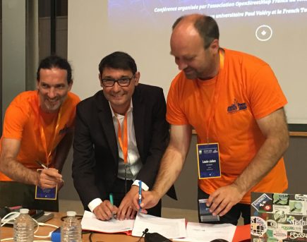 Ce sont les deux coprésidents de l’association OpenStreetMap France, Louis Julien de la Bouëre et Vincent Bergeot qui ont signé la convention avec Pierre Laulier, directeur territorial Sud-Est à l’IGN, le 14 juin 2019, en ouverture de SOTM France.