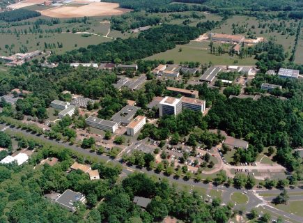 Centre scientifique et technique du BRGM a Orleans vue aerienne (Orleans-La Source 2002).